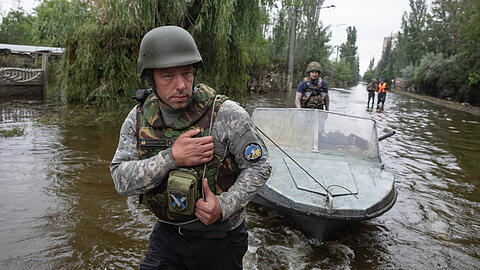 Mehr als 10.000 Hektar landwirtschaftliche Fläche sind als Folge des Dammbruchs in der Ukraine überflutet worden. Nach ukrainischen Angaben wurden 150 Tonnen Maschinenöl in den Fluss Dnipro gespült.