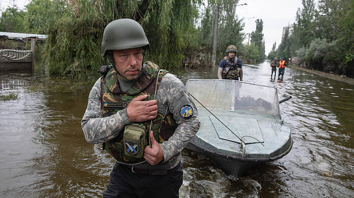 Mehr als 10.000 Hektar landwirtschaftliche Fläche sind als Folge des Dammbruchs in der Ukraine überflutet worden. Nach ukrainischen Angaben wurden 150 Tonnen Maschinenöl in den Fluss Dnipro gespült.