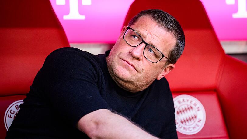 Münchens Sportvorstand Max Eberl sitzt vor dem Spiel im Stadion.