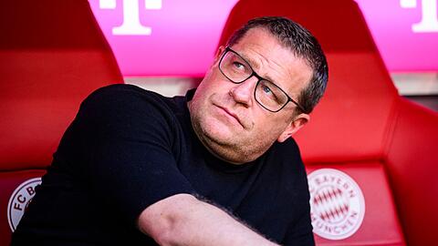 Münchens Sportvorstand Max Eberl sitzt vor dem Spiel im Stadion.