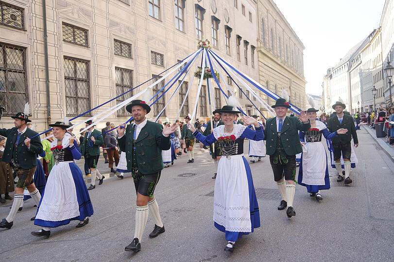 Viele Menschen sind am Sonntag gekommen, um den Trachten- und Schützenzug anzuschauen - die Polizei spricht von 300 Tausend.
