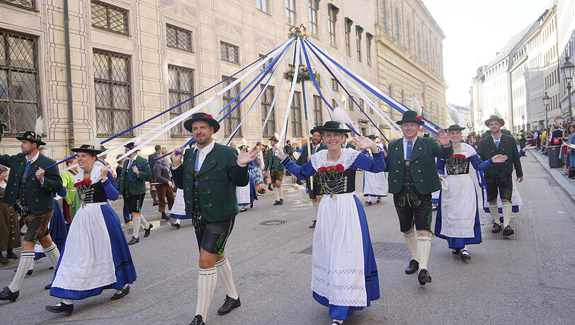 Viele Menschen sind am Sonntag gekommen, um den Trachten- und Schützenzug anzuschauen - die Polizei spricht von 300 Tausend. Viele Menschen sind am Sonntag gekommen, um den Trachten- und Schützenzug anzuschauen - die Polizei spricht von 300 Tausend.