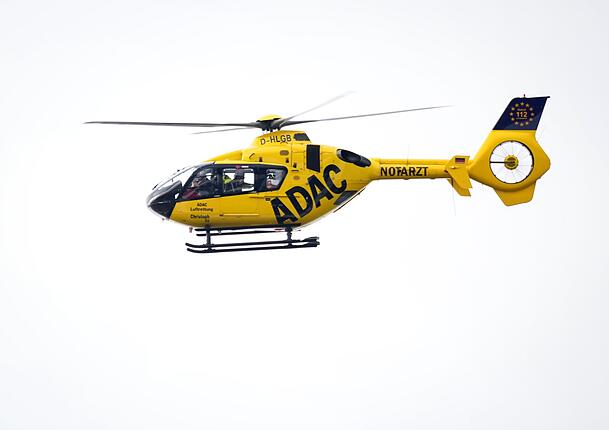 Per Hubschrauber wurde der schwer verletzte Elfjährige in ein Krankenhaus geflogen. (Symbolbild) Per Hubschrauber wurde der schwer verletzte Elfjährige in ein Krankenhaus geflogen. (Symbolbild)