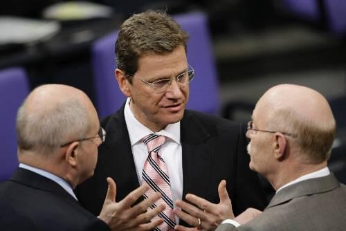 FDP als Retter in der Not: Westerwelle mit den Fraktionschefs Kauder (Union) und Struck (SPD).
