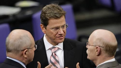 FDP als Retter in der Not: Westerwelle mit den Fraktionschefs Kauder (Union) und Struck (SPD).