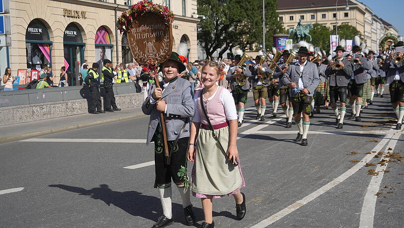 Viele Kinder tragen die Schilder ihrer Vereine. Wie hier, bei der Musikkapelle Münsing. Viele Kinder tragen die Schilder ihrer Vereine. Wie hier, bei der Musikkapelle Münsing.