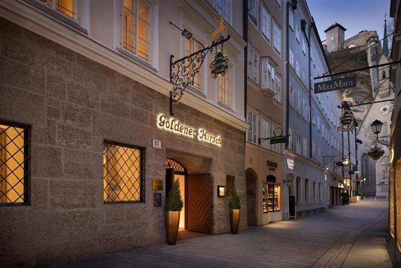 Das F&uuml;nf-Sterne-Superior-Hotel Goldener Hirsch liegt prominent gleich am Anfang der Salzburger Getreidegasse.