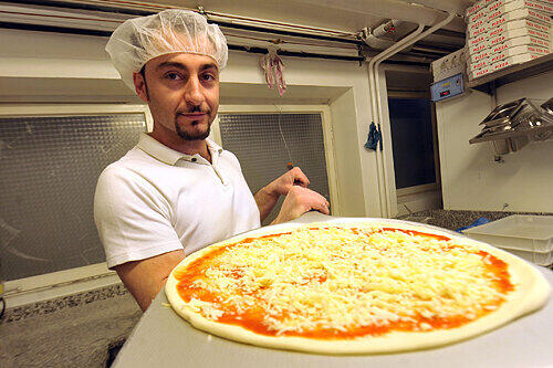 Djerdez Suljmani mit einer echten Pizza - mit echtem Mozarella.