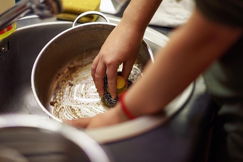 Doch nicht nur als Zutat beim Kochen, sondern auch als Putzmittel im Haushalt bringt Nudelwasser einen Mehrwert. So lassen sich dreckiges Geschirr und angebrannte Töpfe durch die Stärke im Pastawasser leichter reinigen - ganz ohne chemische Putzmittel. Das Geschirr einfach in Nudelwasser einweichen, hartnäckige Verschmutzungen und Fettreste lösen sich nach einiger Zeit. Doch nicht nur als Zutat beim Kochen, sondern auch als Putzmittel im Haushalt bringt Nudelwasser einen Mehrwert. So lassen sich dreckiges Geschirr und angebrannte Töpfe durch die Stärke im Pastawasser leichter reinigen - ganz ohne chemische Putzmittel. Das Geschirr einfach in Nudelwasser einweichen, hartnäckige Verschmutzungen und Fettreste lösen sich nach einiger Zeit.