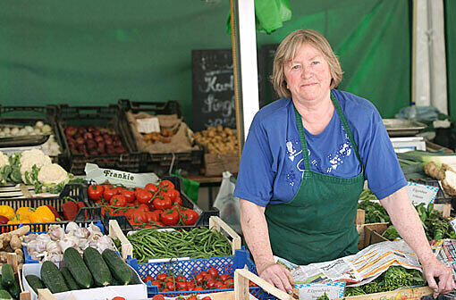 Tomaten, Gurken, Salat gehen grad schlecht. Die Kunden der Standlfrau Elfriede Stockinger (70) auf dem Viktualienmarkt sind wegen der EHEC-Erkrankungen gerade &bdquo;sehr vorsichtig&ldquo;.