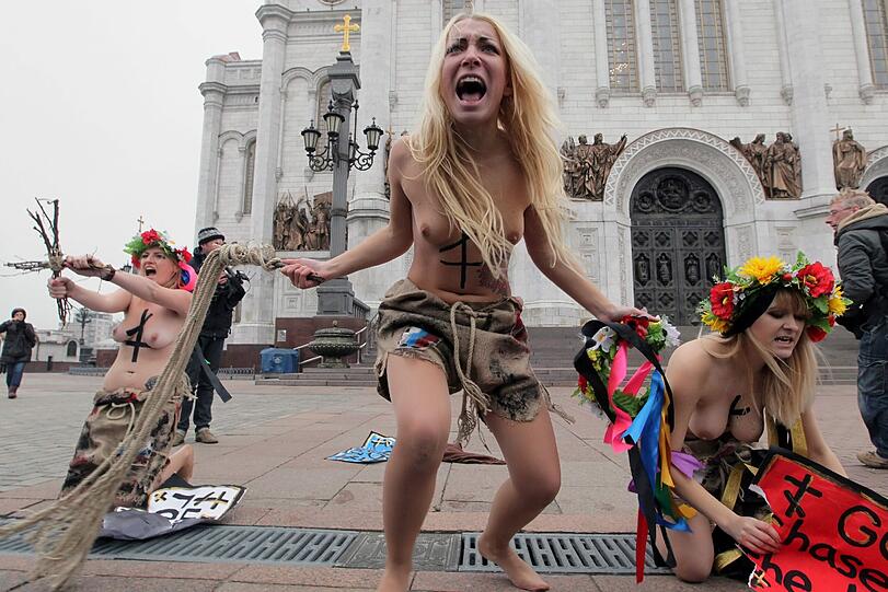 Die Polizei löste
die Demonstration rasch auf, mehrere Mitglieder der ukrainischen
Aktivistinnengruppe Femen wurden später wieder freigelassen...