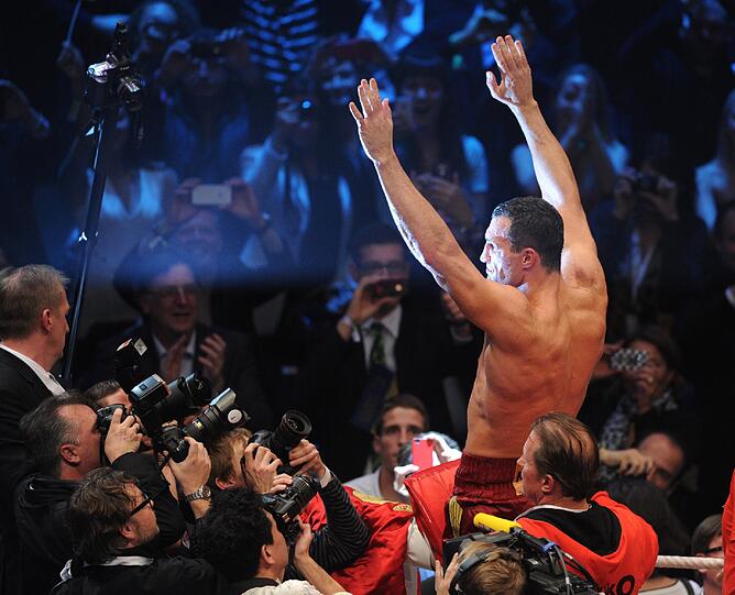 Der 36 Jahre alte Ukrainer Klitschko bezwang in Hamburg vor 15.000 Zuschauern seinen polnischen Herausforderer Mariusz Wach einstimmig nach Punkten und trägt damit weiter die WM-Gürtel der bedeutenden Verbände WBO, WBA und IBF. Für &bdquo;Dr. Steelhammer&ldquo; war es der 59. Sieg im 62. Profi-Kampf. Sehen Sie hier die besten Bilder des Abends.