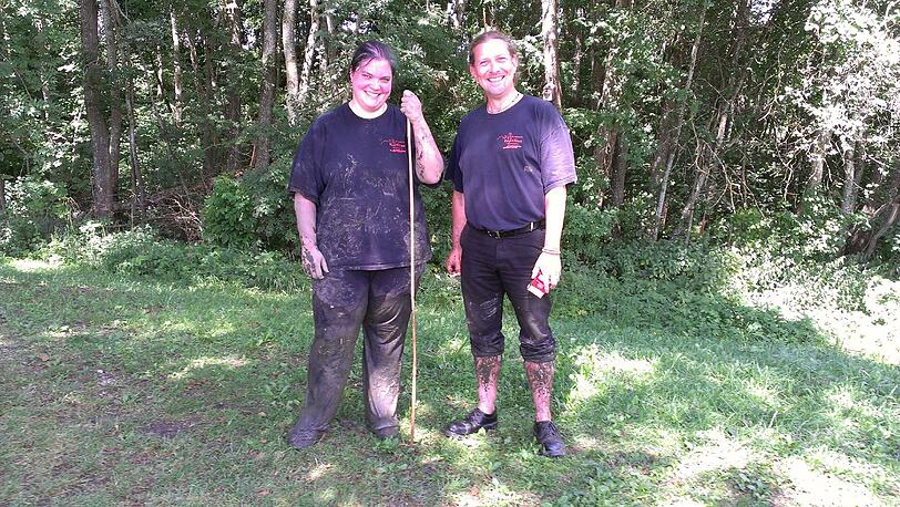 So sieht man nach der Jagd aus: Isabel Grefen und Markus Baur von der Münchner Auffangstation für Reptilien.