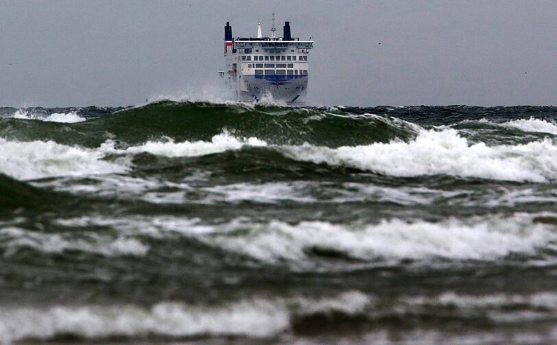 Auf der Ostsee vor Rostock-Warnemünde nimmt eine Scandinavien-Fähre aus Trelleborg (Schweden) kommend Kurs auf die Hafeneinfahrt. Xaver sorgt für ordentlich Wellengang.