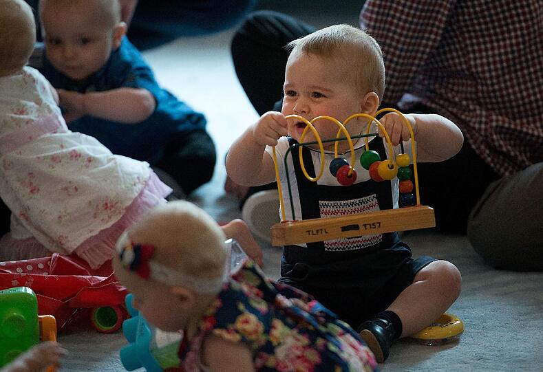 Royal Baby in der Krabbelgruppe. Der kleine Prinz schien sichtlich Spaß zu haben. Die süßen Fotos von der Krabbel-Party.