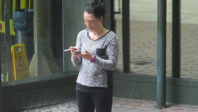Mutter dreier Kinder: Petra F. in einer Verhandlungspause. Mutter dreier Kinder: Petra F. in einer Verhandlungspause.