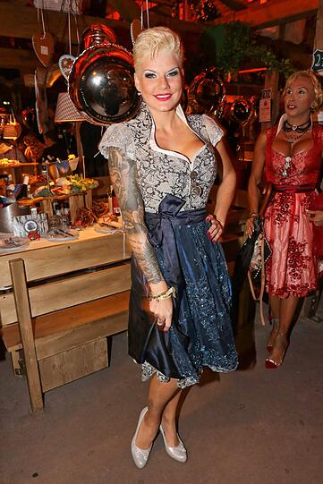 Dschungelkönigin Melanie Müller ist schwanger, dennoch wird sich auch 2017 regelmäßig im Bierkönig als Party-Sängerin auftreten.