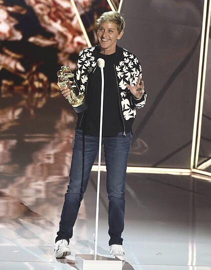 Flop: Moderatorin Ellen DeGeneres mit Jeans und Turnschuhen