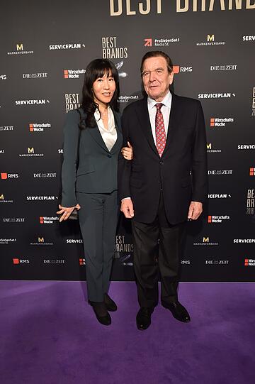 Alt-Kanzler Gerhard Schröder mit seiner neuen Lebensgefährtin Soyeon Kim.