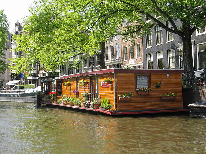 In Amsterdam gehören Hausboote zum Erscheinungsbild. Manche leben rund ums Jahr in einem Boot.