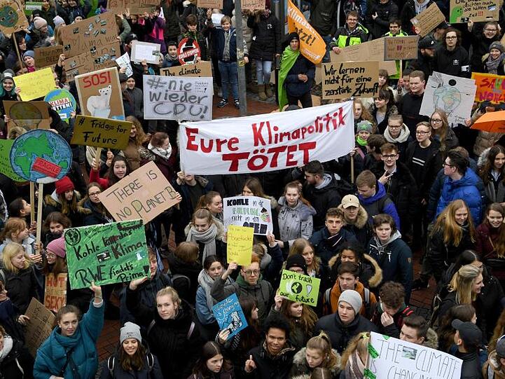 Klimaaktivisten nehmen an einer "Fridays for Future" - Klimademonstration teil. Foto: Carsten Rehder/dpa