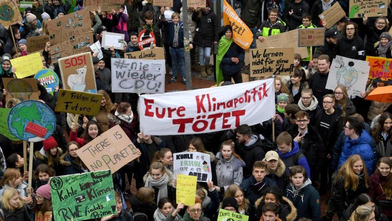 Klimaaktivisten nehmen an einer "Fridays for Future" - Klimademonstration teil. Foto: Carsten Rehder/dpa Klimaaktivisten nehmen an einer "Fridays for Future" - Klimademonstration teil. Foto: Carsten Rehder/dpa