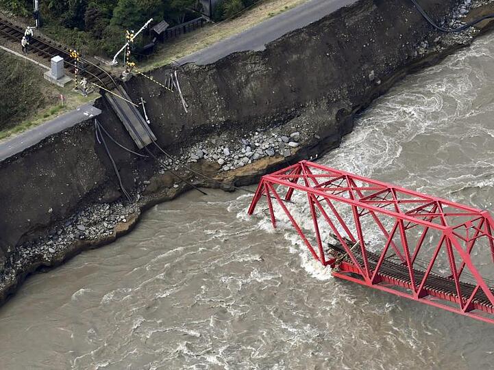 Hier geht nichts mehr: eine zerstörte Eisenbahnbrücke liegt in dem Fluss Chikuma.