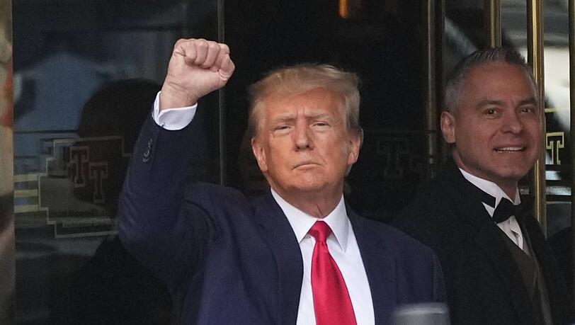 Donald Trump vor dem Gebäude in Manhattan, in dem seine Anhörung stattfand.