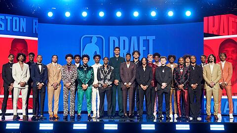 Basketball-Spieler stehen vor der Talenteziehung im Barclays Center für ein Foto zusammen.