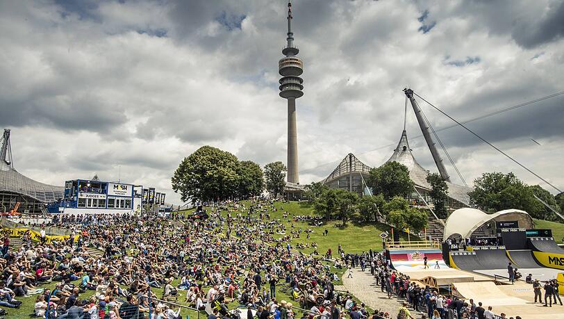 Top-Athletinnen und Athleten und erstklassiger Skateboard-, Wakeboard- und BMX-Sport erwartet die Besucher wieder beim Munich Mash im Olympiapark. Dazu gibt’s Musik, Kunst, Kultur und Interaktion und natürlich auch etwas für den Hunger und Durst. Top-Athletinnen und Athleten und erstklassiger Skateboard-, Wakeboard- und BMX-Sport erwartet die Besucher wieder beim Munich Mash im Olympiapark. Dazu gibt’s Musik, Kunst, Kultur und Interaktion und natürlich auch etwas für den Hunger und Durst.