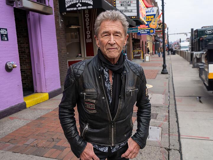Peter Maffay hat es nach Nashville geschafft - und lebt in Folge vier der zweiten "Song Trip"-Staffel f&ouml;rmlich auf. Dazu zeigt der deutsche Altstar im Film seine Familie. In der Metropole der Country-Music spielt er mit seinem Sohn und lokalen Musikern.