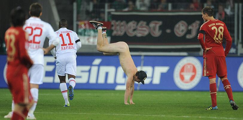 In der Nachpsielzeit sorgte ein Flitzer beim Bayern-Spiel in Augsburg für Furore. Die Bilder