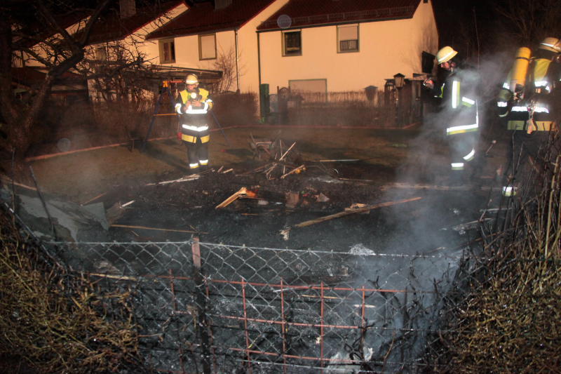 Eine Gartenhütte in Waldkraiburg ist in Flammen aufgegangen. Die Bilder vom Feuerwehr-Einsatz