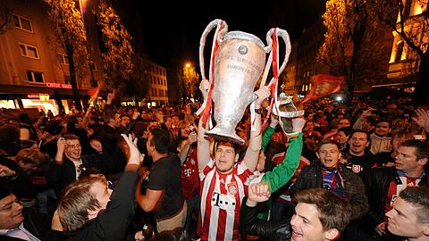 Fans feiern auf der Leopoldstraße den Einzug der Bayern ins Finale. Die MVG warnt an diesem Tag vor einem U-Bahn-Chaos.