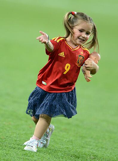 Die "Furia Roja" demütigte Italien im EM-Endspiel gnadenlos mit 4:0. Beim Jubeln zeigten die Spanier, dass sie auch ganz lieb können - im Kreise ihrer Familien. Die besten Bilder der spanischen EM-Fiesta auf dem Rasen von Kiew!
