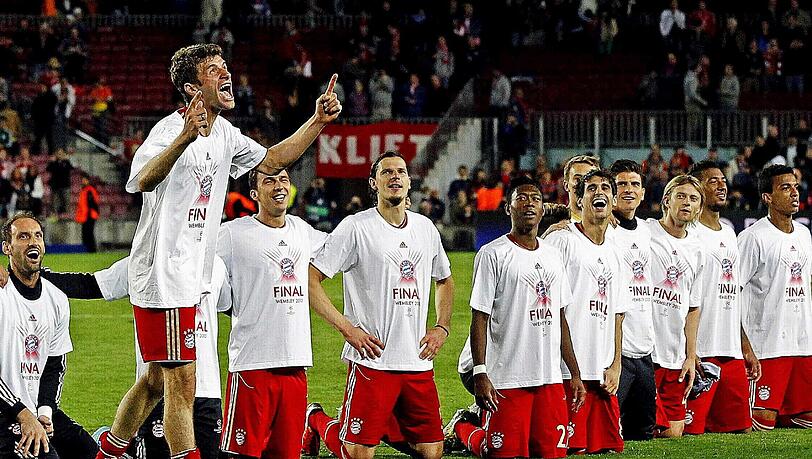 „Ich habe nicht das Gefühl, dass sich davor
irgendwer in die Hosen scheißt“, sagte Thomas Müller angesprochen
auf das „Finale dahoam“ gegen den FC Chelsea im vergangen Jahr. „Ich habe nicht das Gefühl, dass sich davor
irgendwer in die Hosen scheißt“, sagte Thomas Müller angesprochen
auf das „Finale dahoam“ gegen den FC Chelsea im vergangen Jahr.