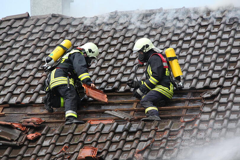 Rauchschwaden in Eiselfing: Ein Wohnhaus steht in Flammen.