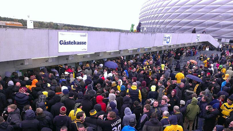 Dynamo-Dresden-Fans an der Tageskasse vor der Allianz Arena. Dynamo-Dresden-Fans an der Tageskasse vor der Allianz Arena.