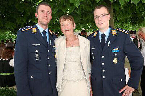 Die Soldaten Patrick Plitt und Rene van Aken reteten die Britin Betty nach einem Sturz.