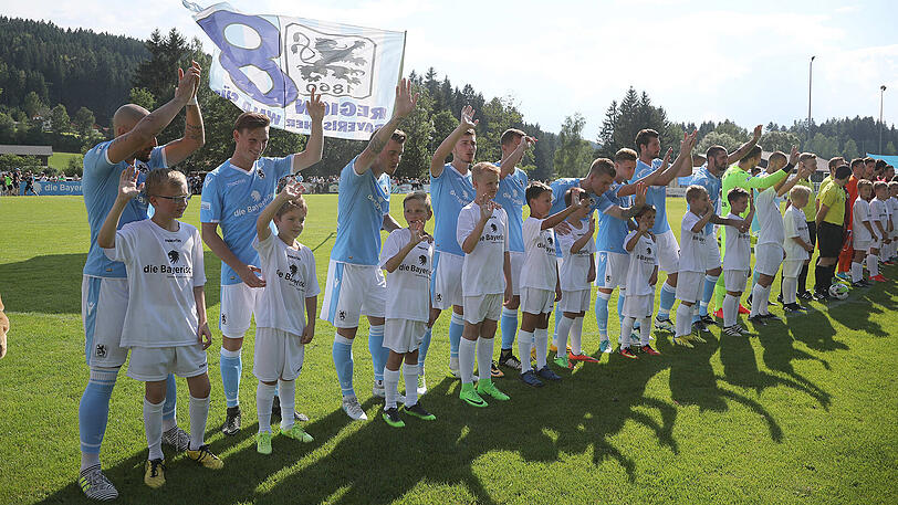 In neuen Trikots: Der TSV 1860 beendet die Vorbereitung auf die Regionalliga-Saison mit einem 4:0-Sieg gegen den Bayernligisten SV Heimstetten. Die Bilder aus Bodenmais.