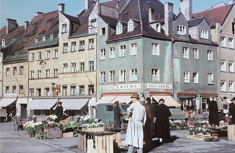 1950: Blumenmarkt an der Blumenstraße &ndash; die mittelalterliche Häuserzeile am Sebastiansplatz dahinter hat den Krieg heil überstanden.