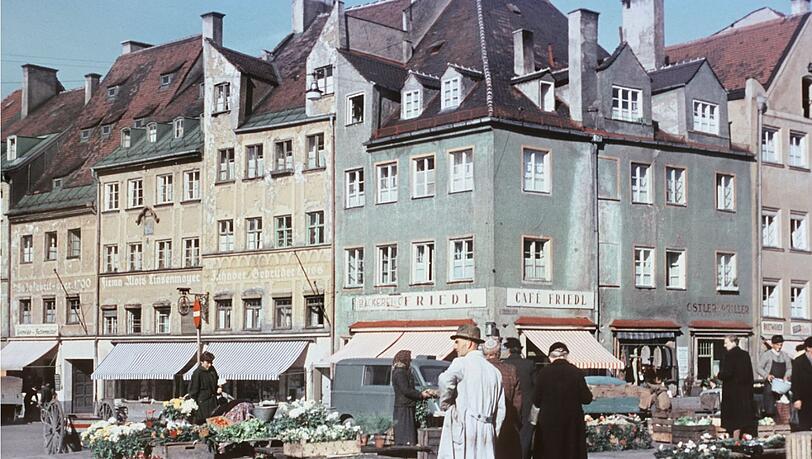 1950: Blumenmarkt an der Blumenstraße – die mittelalterliche Häuserzeile am Sebastiansplatz dahinter hat den Krieg heil überstanden. 1950: Blumenmarkt an der Blumenstraße – die mittelalterliche Häuserzeile am Sebastiansplatz dahinter hat den Krieg heil überstanden.