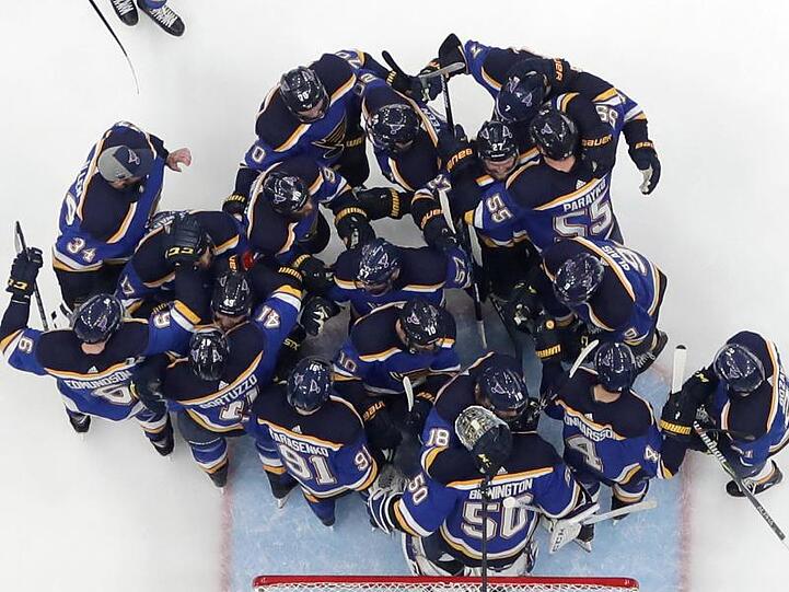Die Spieler der St. Louis Blues feiern den Einzug ins Stanley-Cup-Finale.