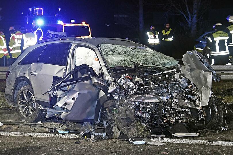 Auf der A99 Richtung Salzburg ist es am Dienstagabend zu einem schweren Unfall gekommen.