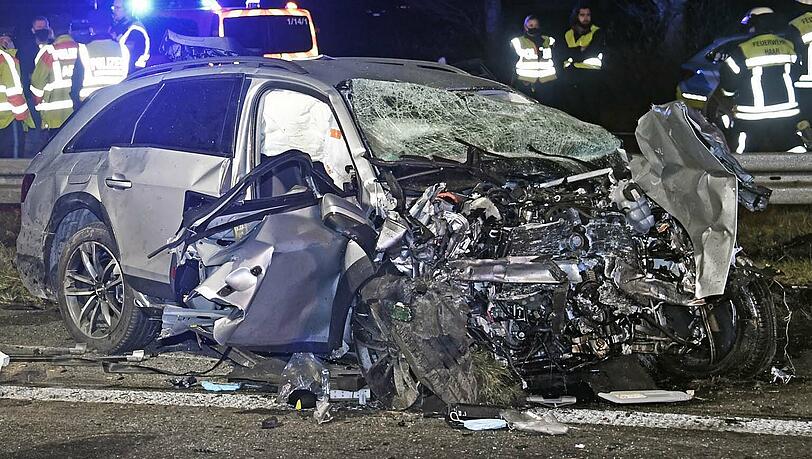 Auf der A99 Richtung Salzburg ist es am Dienstagabend zu einem schweren Unfall gekommen.