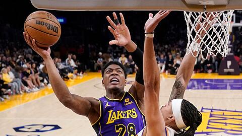 Lakers-Forward Rui Hachimura (l) zieht gegen Phoenix Guard Damion Lee zum Korb.