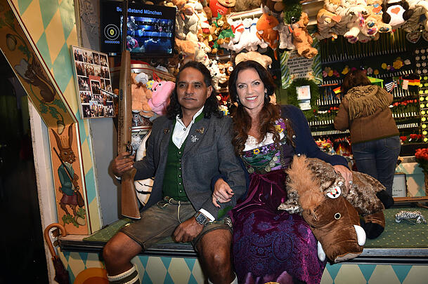 Auf der Wiesn: Christine Neubauer mag den Anblick ihres Partners José in bayerischer Tracht. Auf der Wiesn: Christine Neubauer mag den Anblick ihres Partners José in bayerischer Tracht.