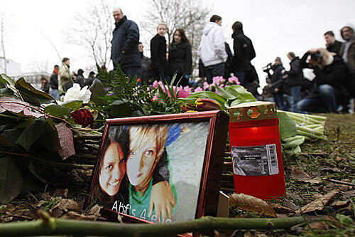 Junge Mädchen, aus dem blühenden Leben gerissen. Vor der Schule von Winnenden haben Mitschüler Kerzen, Blumen und Bilder von sich und den Opfern aufgestellt.