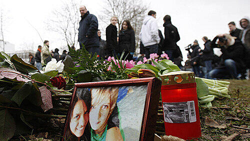 Junge Mädchen, aus dem blühenden Leben gerissen. Vor der Schule von Winnenden haben Mitschüler Kerzen, Blumen und Bilder von sich und den Opfern aufgestellt. Junge Mädchen, aus dem blühenden Leben gerissen. Vor der Schule von Winnenden haben Mitschüler Kerzen, Blumen und Bilder von sich und den Opfern aufgestellt.