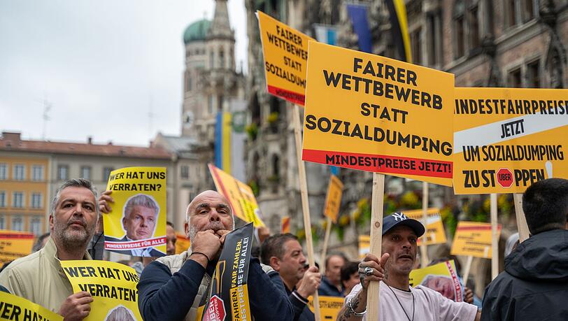 Am Vormittag versammelten sich Taxifahrer lautstark aus Protest vor dem Rathaus.